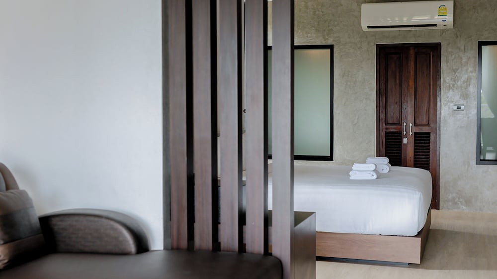 Suite - Photo 13