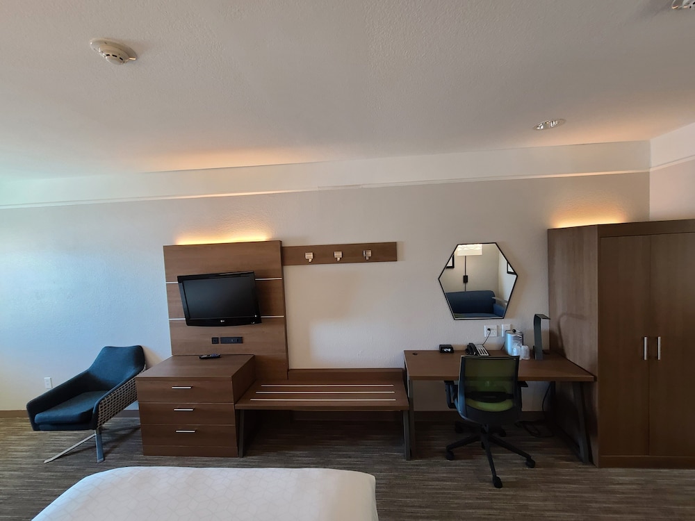 Suite, 1 Bedroom, Accessible (Mobility, Accessible Tub) - Photo 7