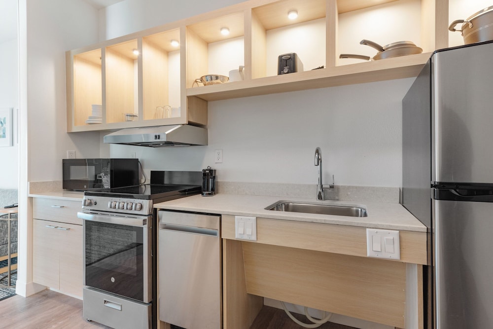 Suite, 1 Bedroom (Mobility/Hearing Access, Roll-In Shwr) photo 1