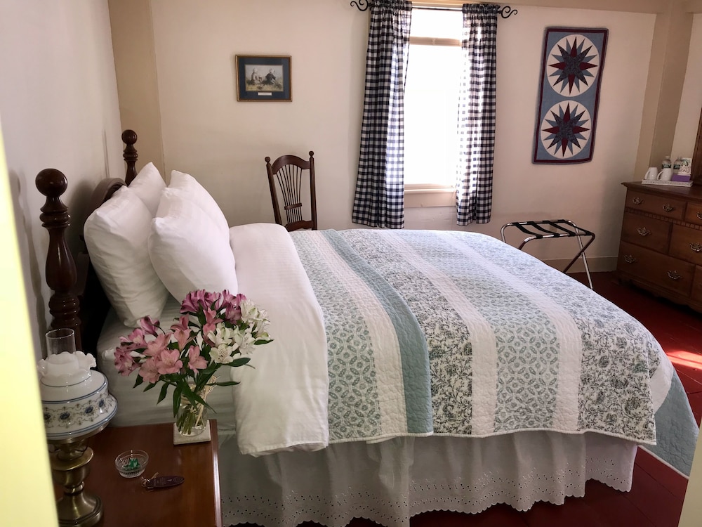 Room 4 - One Queen Bed with Private Bath photo 3