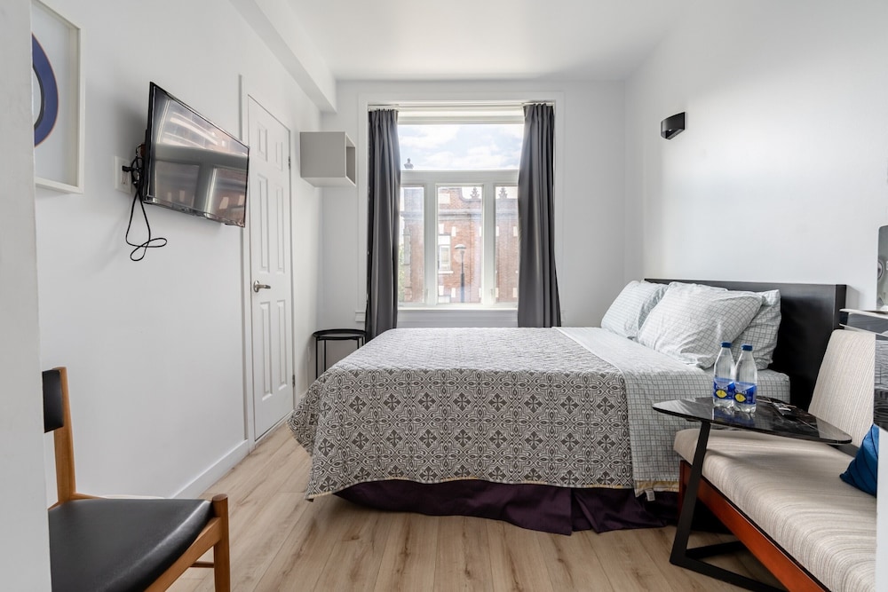 Suite - Photo 1