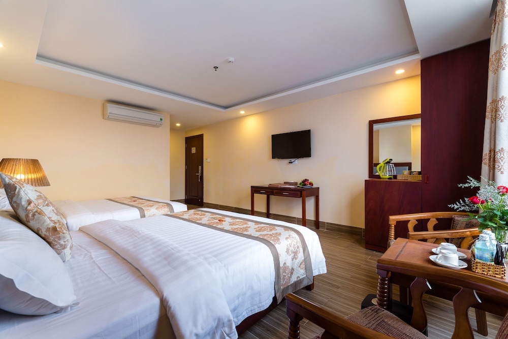 Deluxe Quadruple Room, 2 Queen Beds, Partial Ocean View photo 2