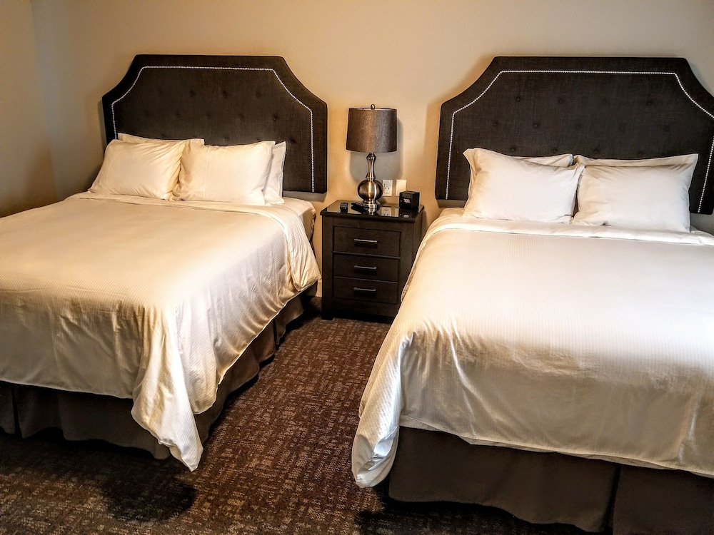 Superior Suite, 2 Queen Beds, Fireplace, Golf View photo 1