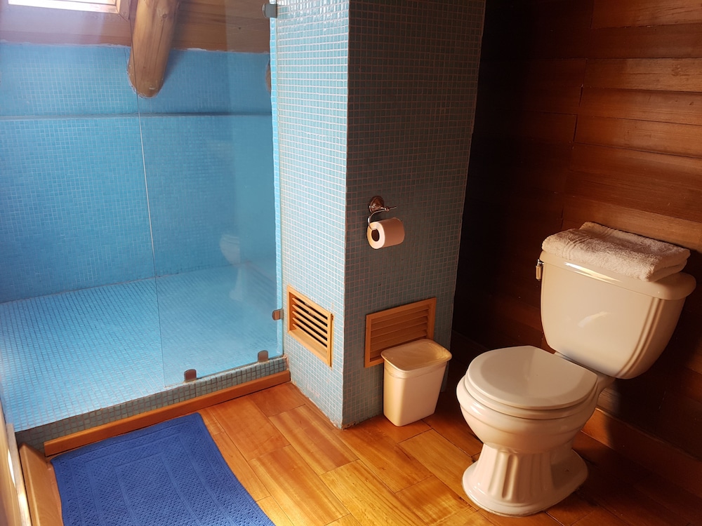 Standard Triple Room, 3 Twin Beds, Shared Bathroom photo 2