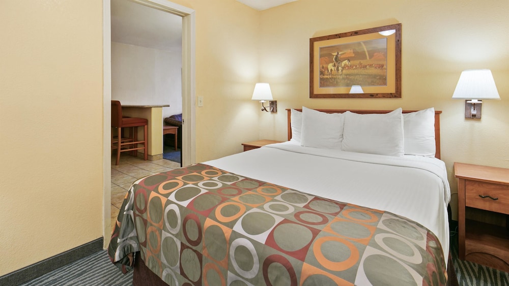 Suite, 1 King Bed, Non Smoking, Jetted Tub photo 2