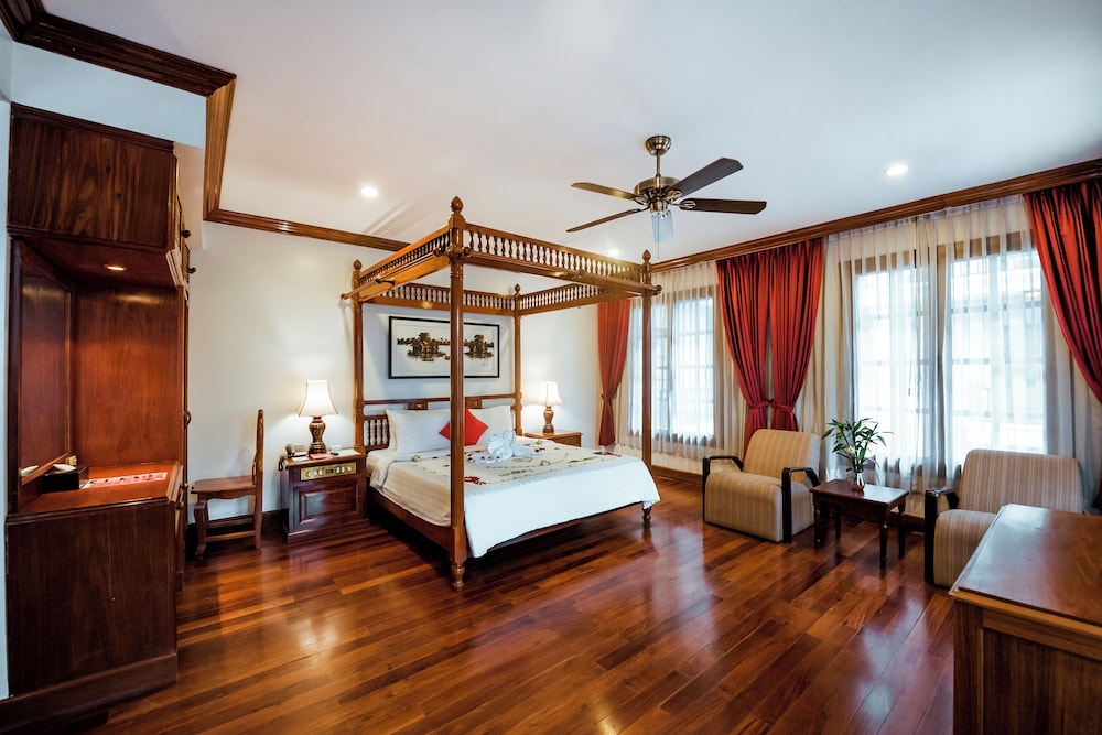 Royal Crown Suite photo 2
