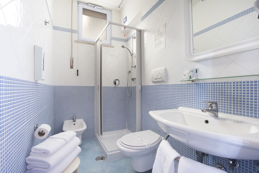 Standard Triple Room photo 2