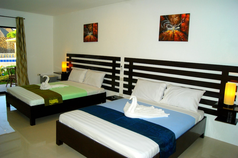 Family Room, 2 Queen Beds, Accessible, Pool View photo 3