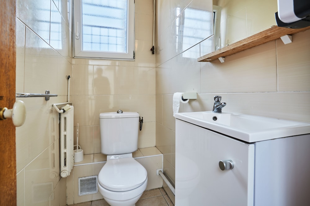 Single Room, Shared Bathroom photo 3