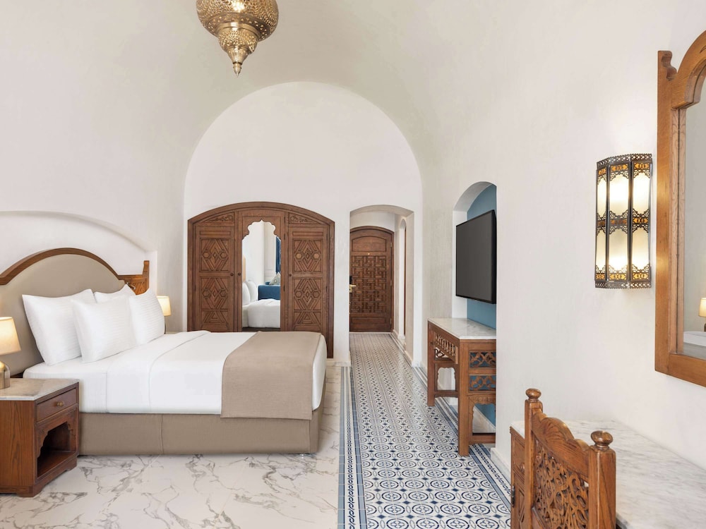 Superior Room, 1 King Bed, Sea View photo 2