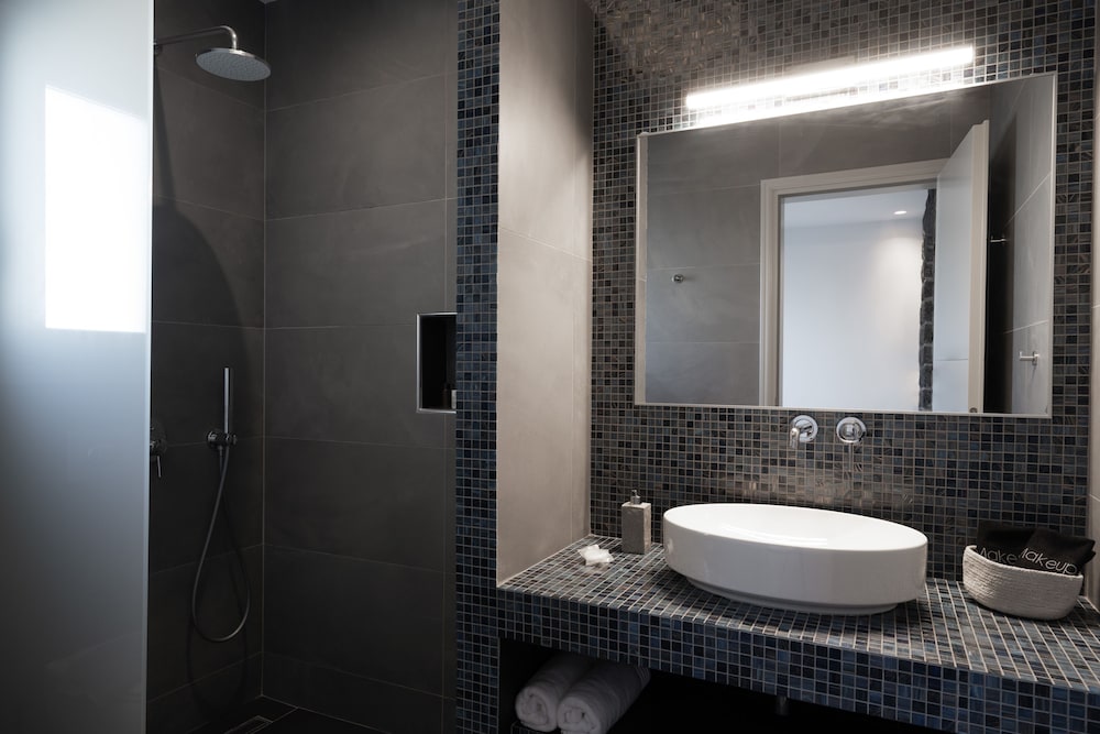Essential Suite with Balcony& Hot Tub - Photo 8