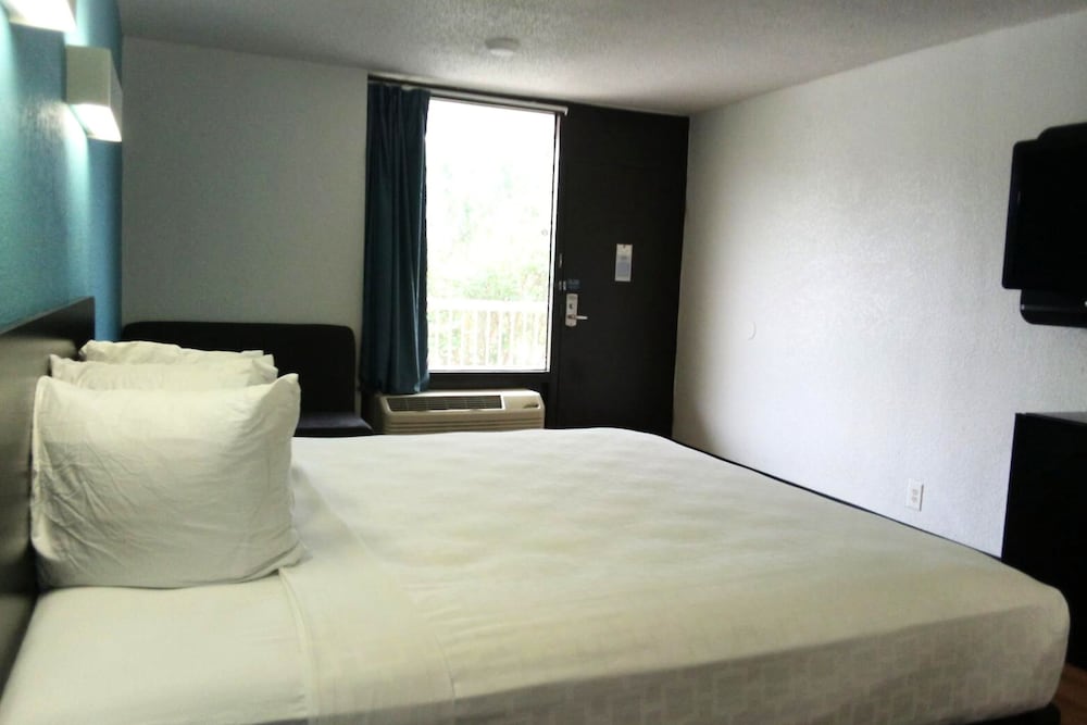 Room, 1 King Bed, Non Smoking photo 2