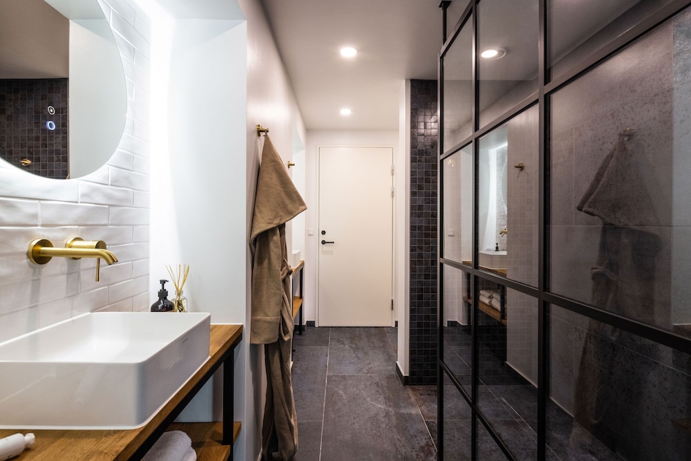Exclusive Suite, Harbor View - Photo 10