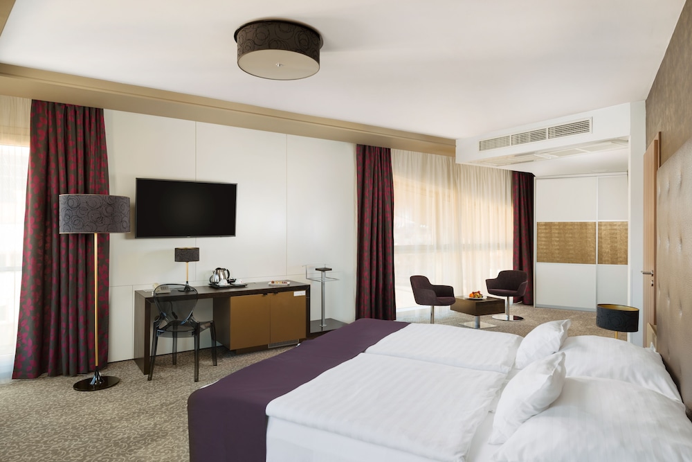 Deluxe Corner Suite photo 3
