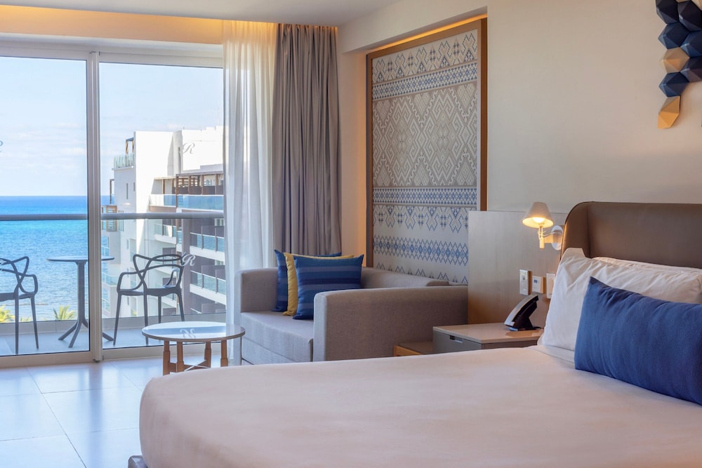 Two Bedroom Luxury Junior Suite Ocean Front Diamond Club - Photo 3
