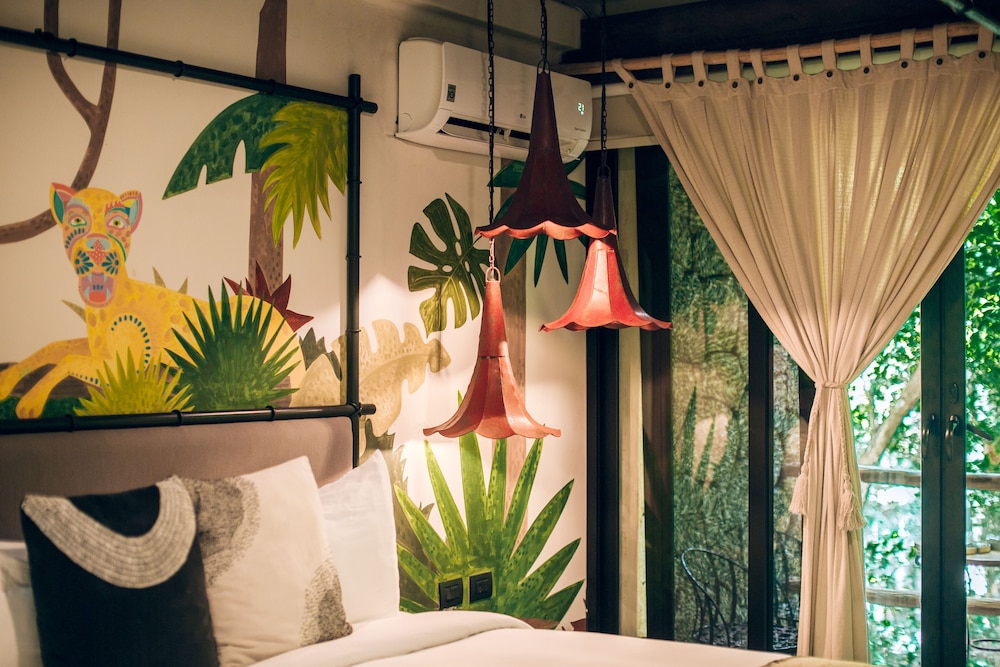 Jungle Suite w/private bathtub