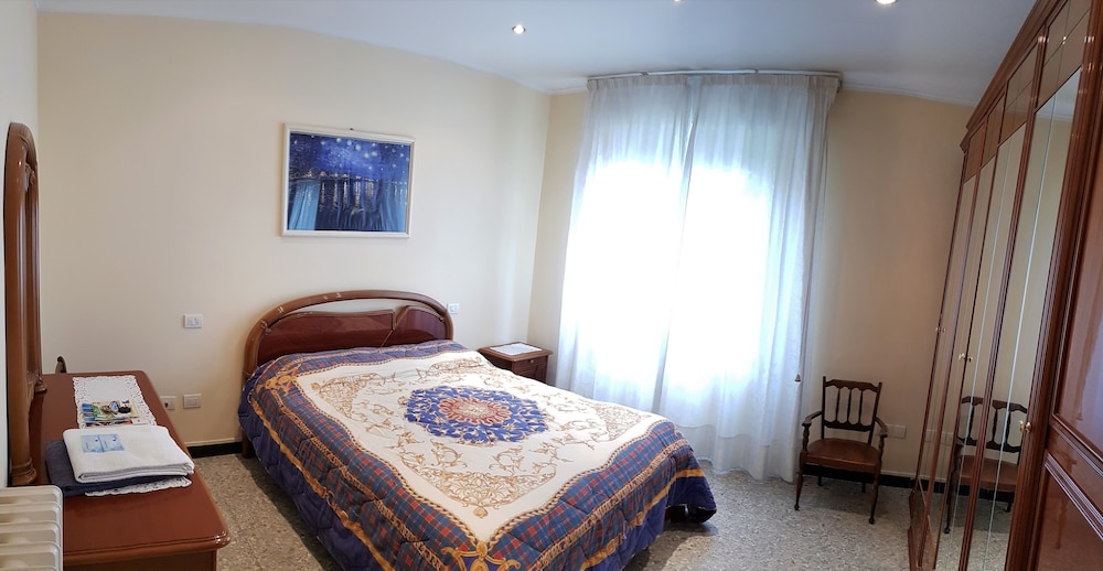 Double Room, 1 Queen Bed, Shared Bathroom photo 1