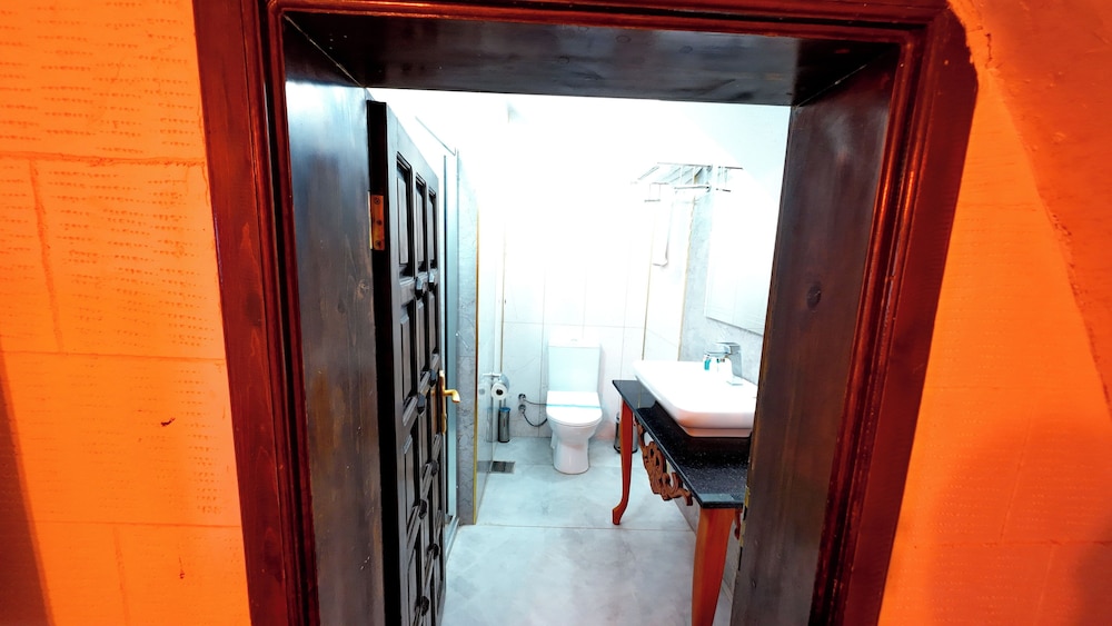 Standard Double or Twin Room - Photo 9