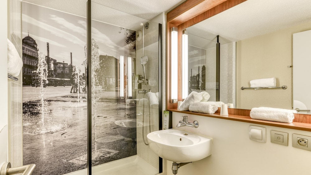 Standard Room, 2 Twin Beds - Photo 8