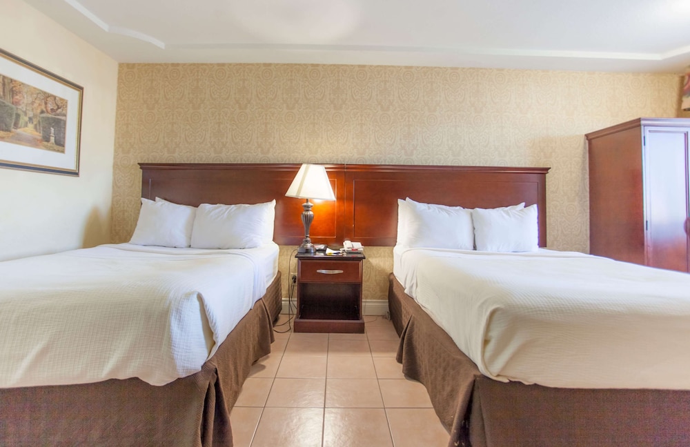 Room, 2 Double Beds - Photo 10