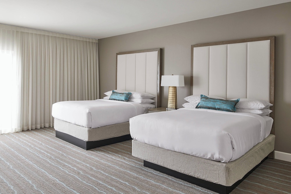 Classic Room, 2 Queen Beds, Mountain View photo 3
