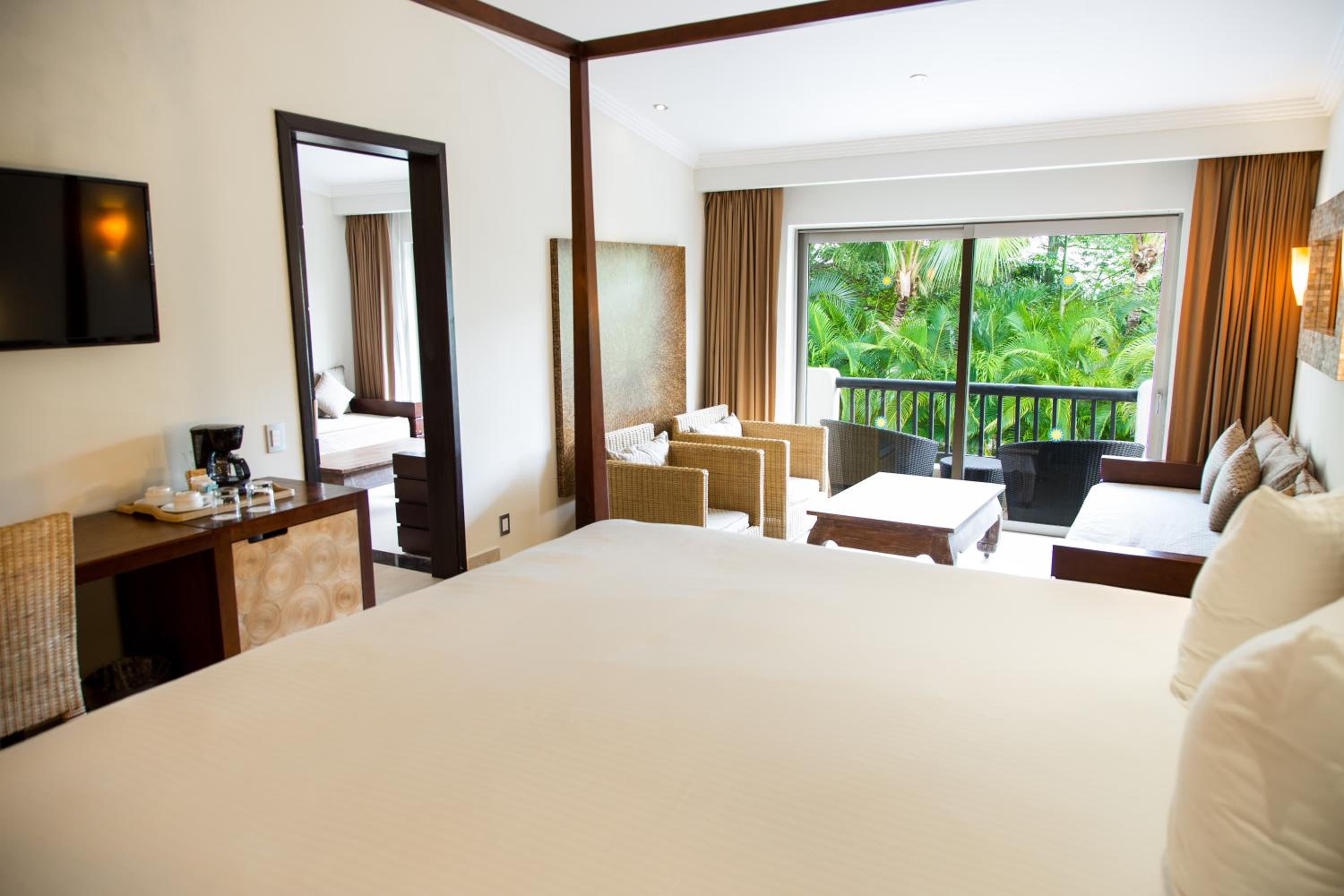 Hacienda One Bedroom Suite (2 Adults + 3 Children) photo 2