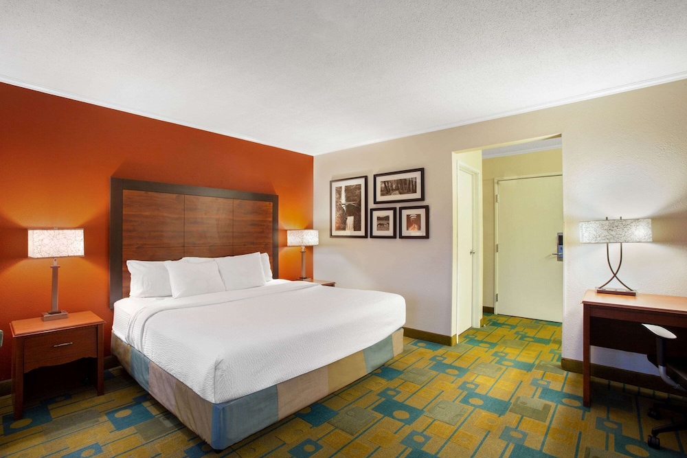 Room, 1 King Bed, Non Smoking - Photo 4