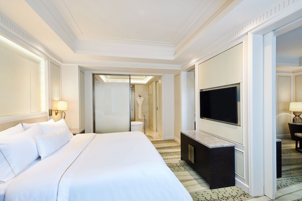 Deluxe Suite, 1 Bedroom, City View photo 3