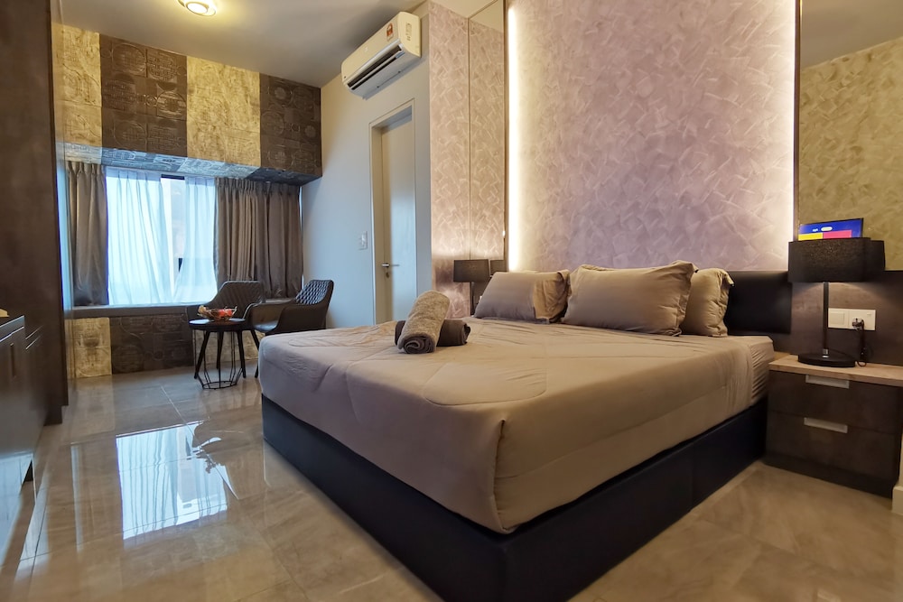 Premium Studio, 1 King Bed, Bathtub, City View