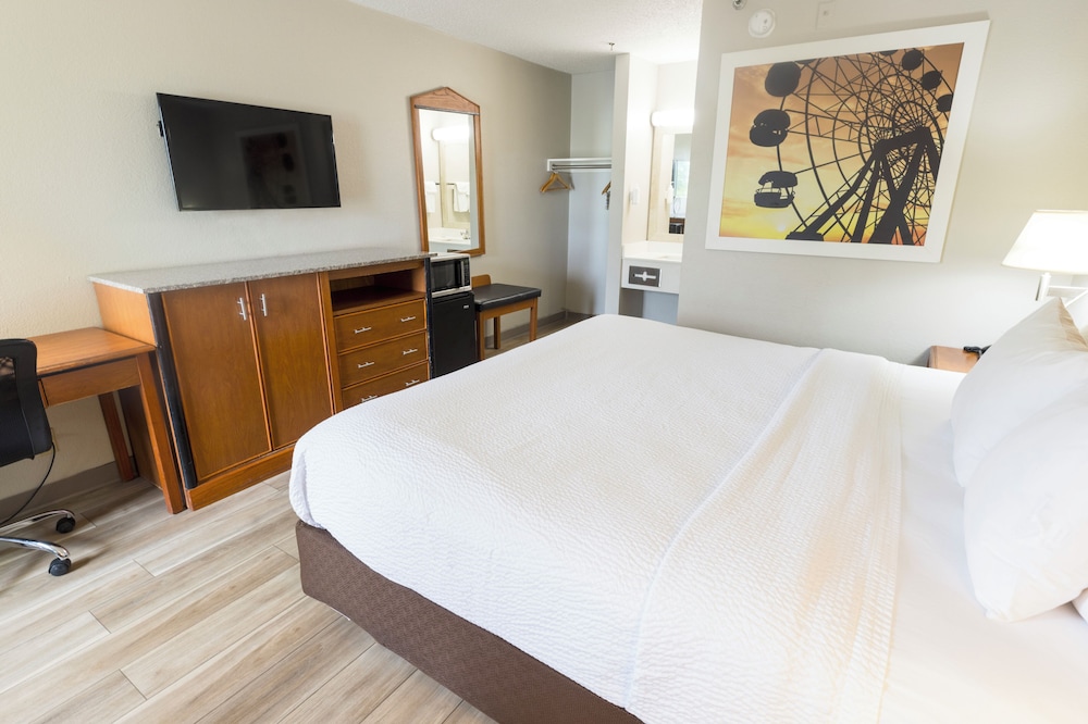 Standard Room, 1 King Bed, Accessible, Smoking - Photo 2