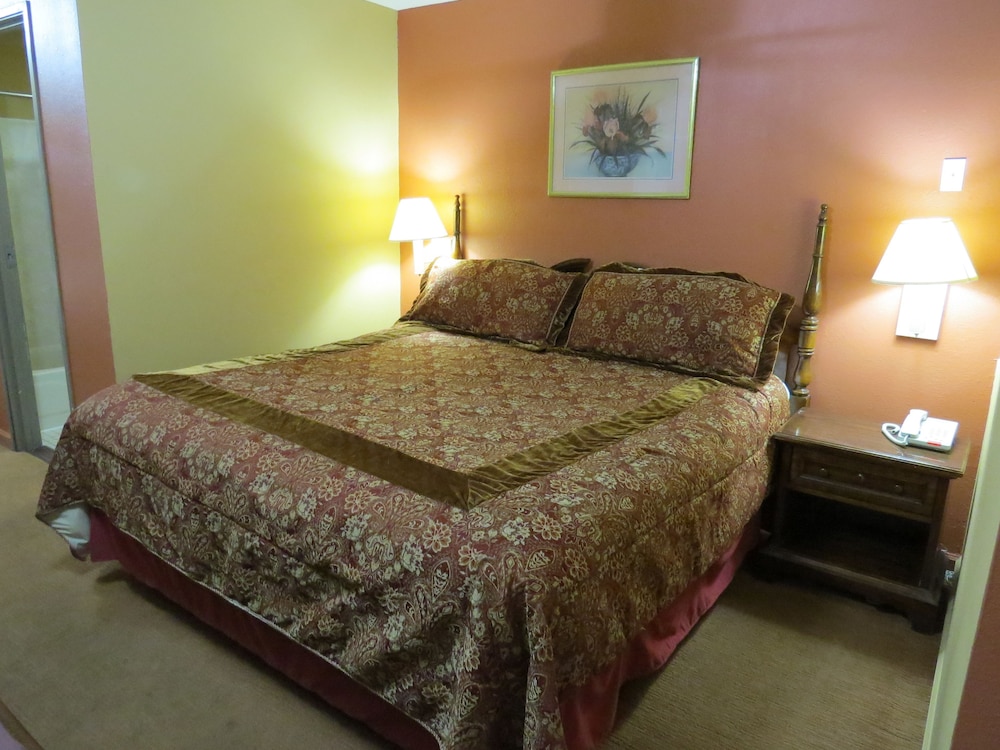 One King Bed, Non-Smoking photo 1