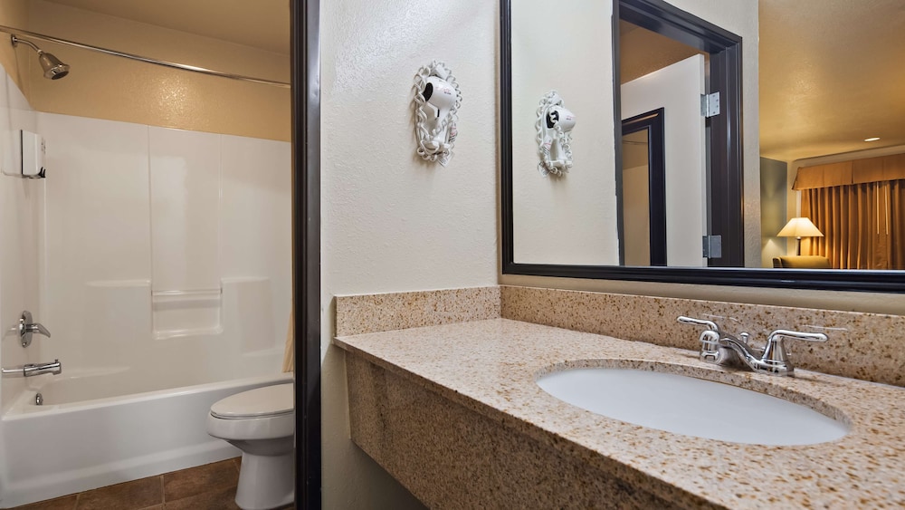 Standard Room, 1 King Bed, Accessible, Bathtub photo 3
