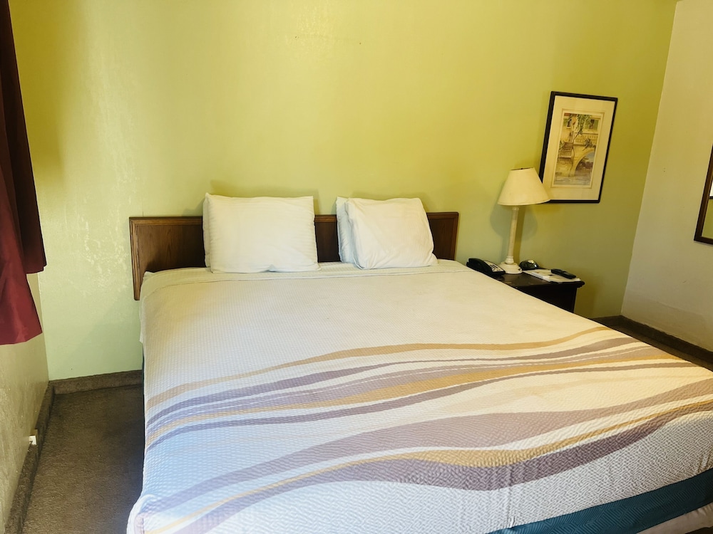 Basic Room, 1 Queen Bed, Non Smoking