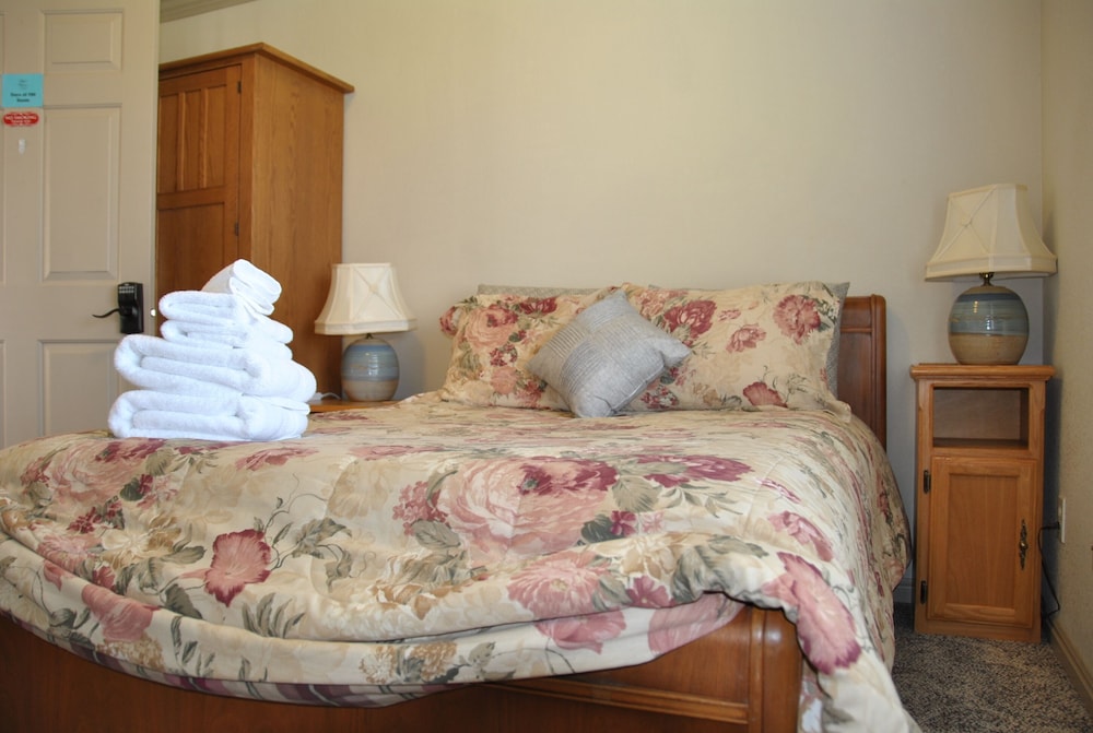 Design Room, 1 Queen Bed, Shared Bathroom, Garden View (G3 - Days of Old) photo 1