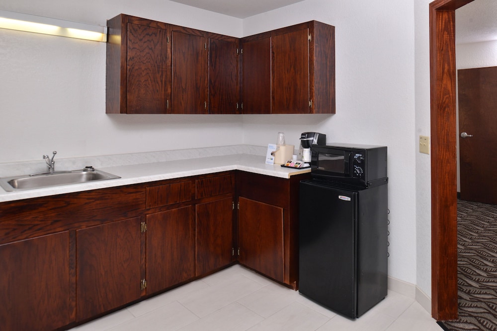 Standard Room, 1 King Bed, Accessible (Communications, Roll In Shower) - Photo 2