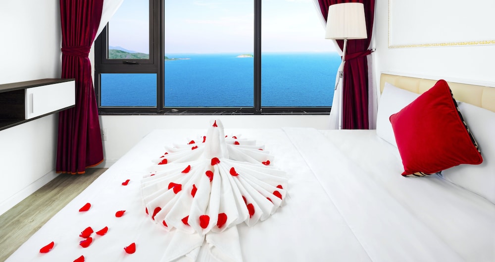 Luxury Apartment, 2 Bedrooms, Ocean View, Beachfront