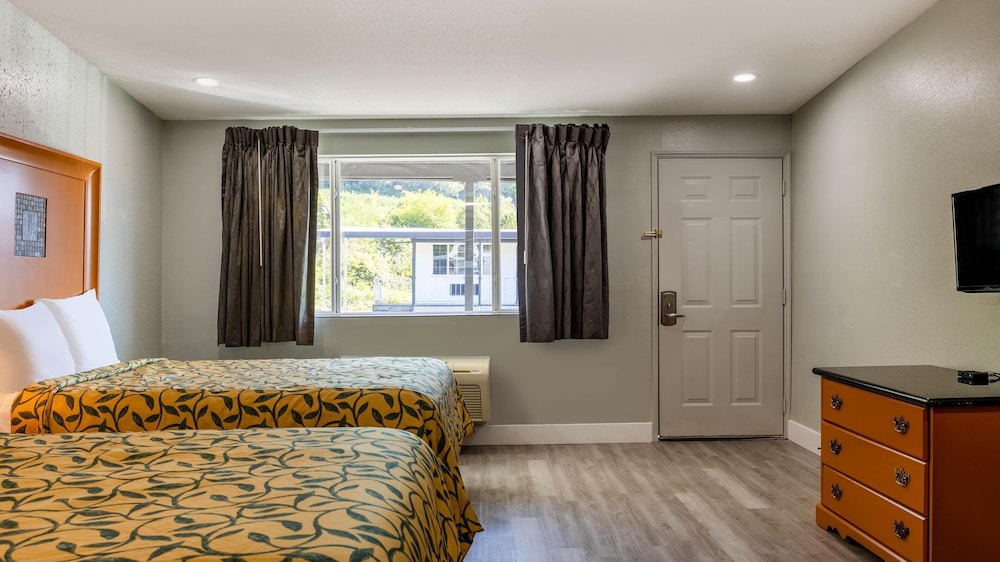Deluxe Suite, 2 Queen Beds, Non Smoking, Refrigerator & Microwave - Photo 10