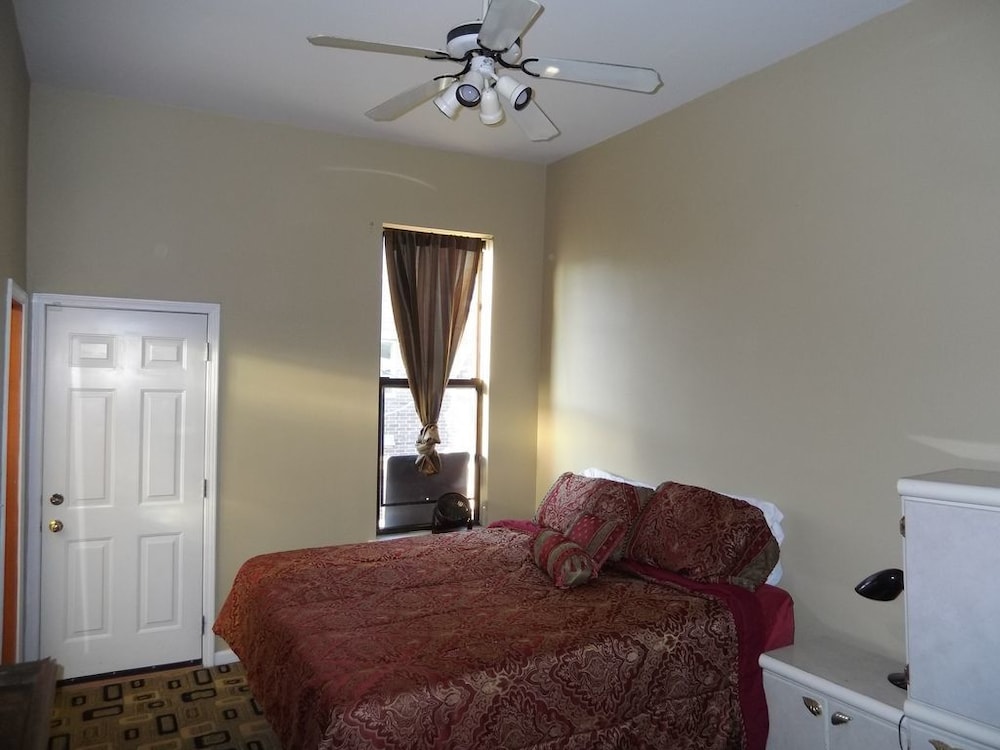 House, Multiple Beds (Bucktown, Urban Luxury and Convenienc)