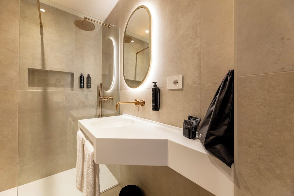 Standard Double Room - Photo 9