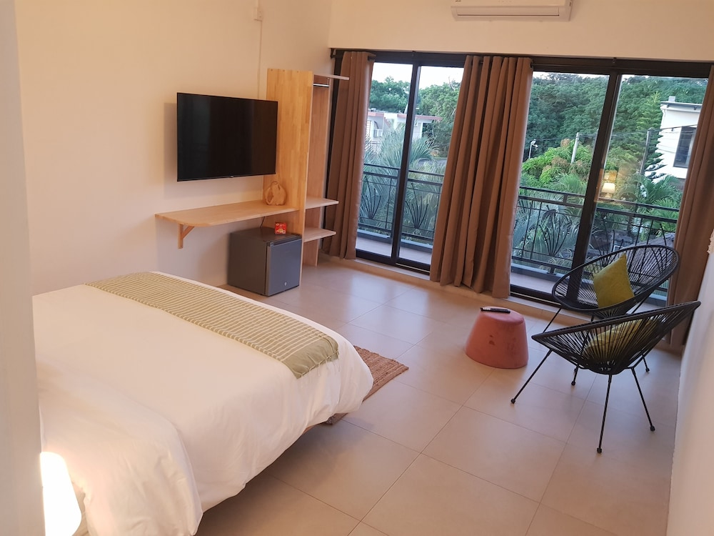 Standard Room, Ensuite, Pool View photo 3