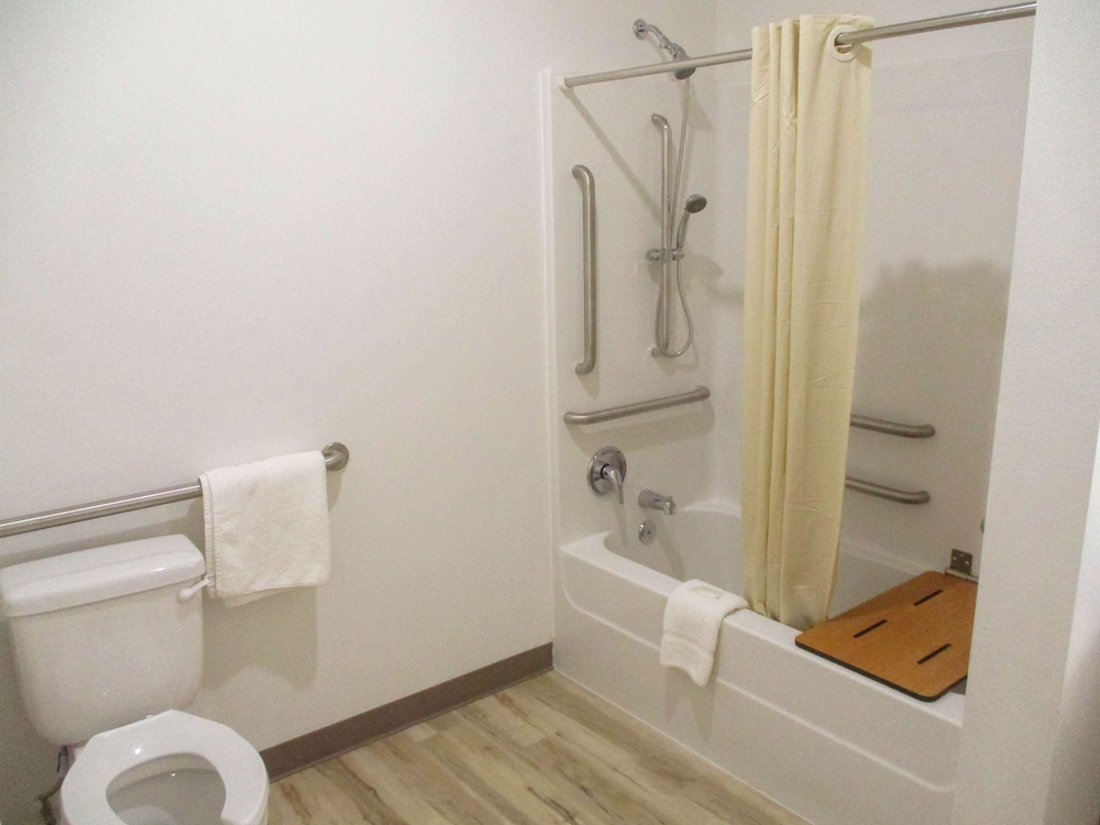 Standard Room, 2 Queen Beds, Non Smoking - Photo 12