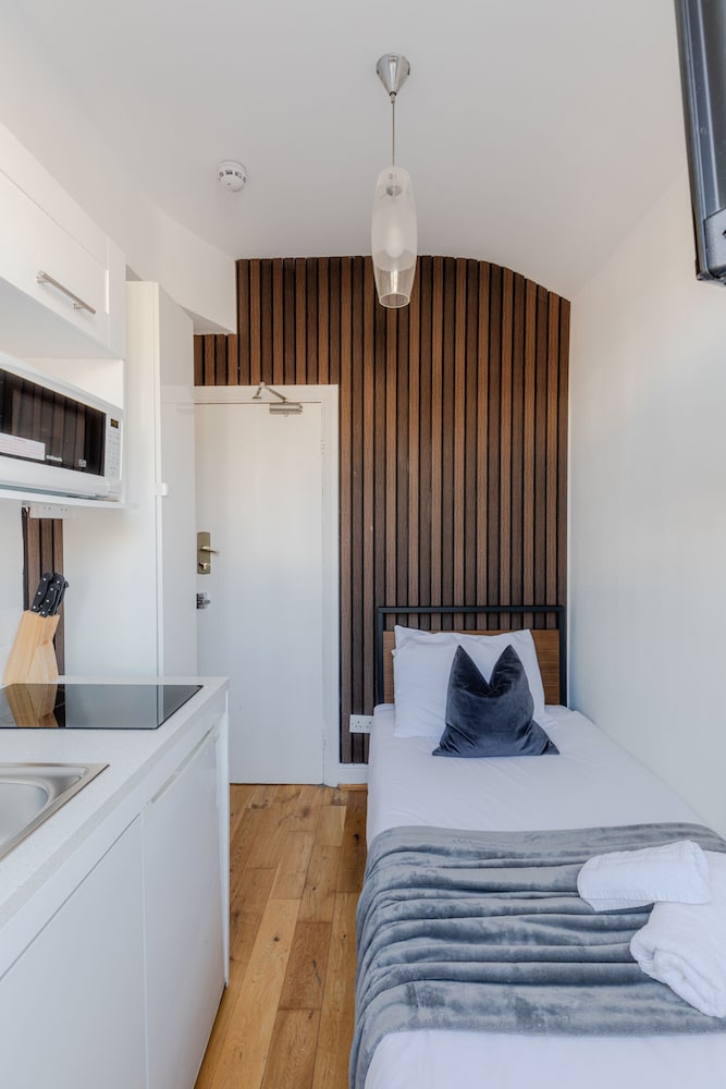 Single Room, Shared Bathroom (1)
