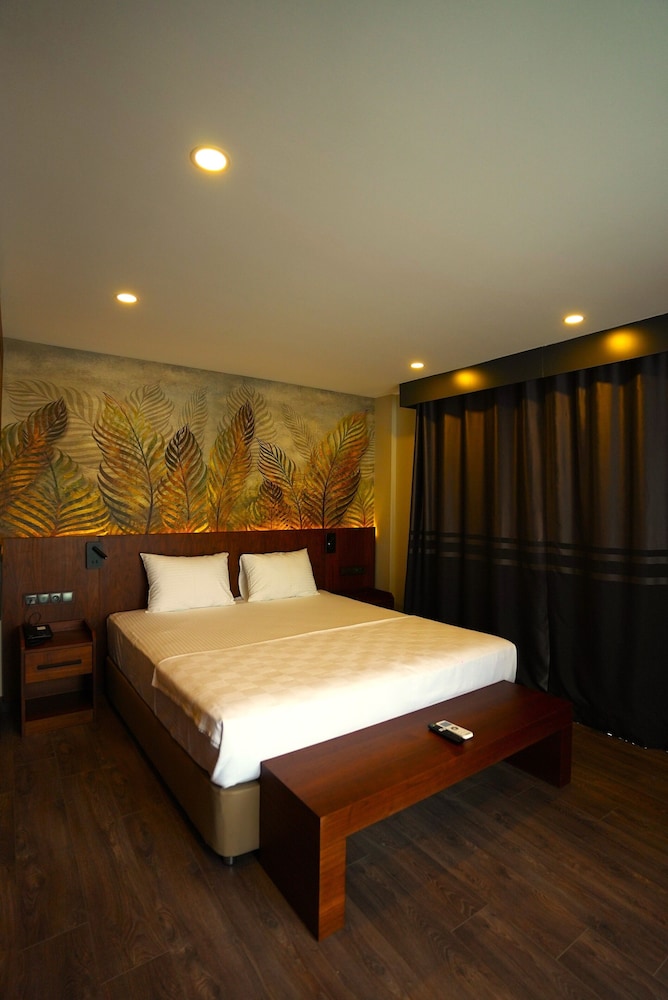 Deluxe Studio Suite, Lake View