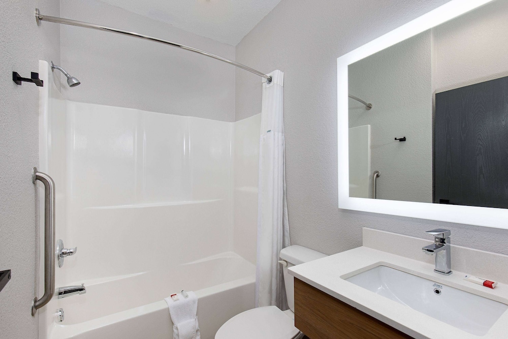 Standard Room, 2 Queen Beds - Photo 6