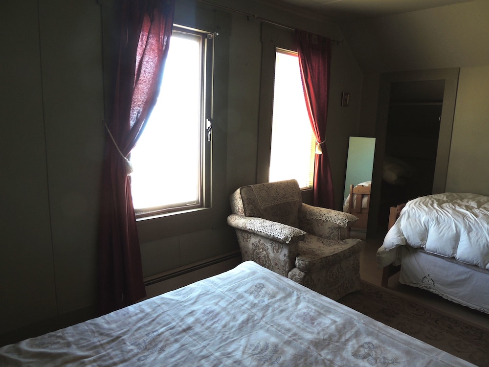 Room, Multiple Beds (Green Room) photo 3