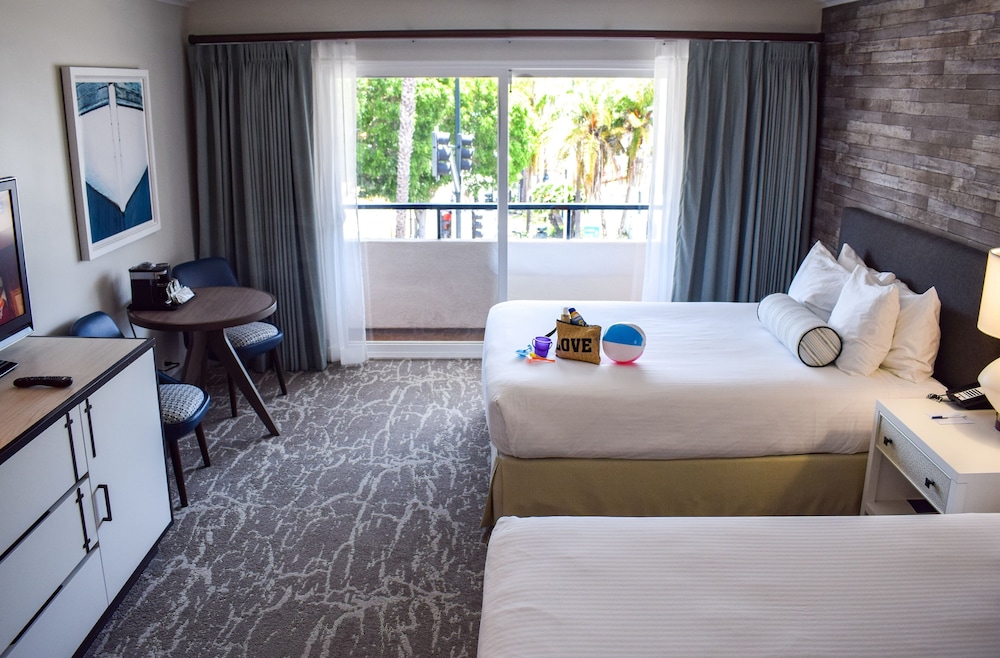 Room, 2 Queen Beds, Balcony (Harborside) photo 3