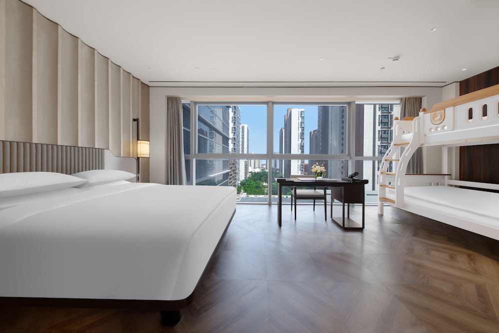 Family Suite, 1 Bedroom, Non Smoking, City View photo 3