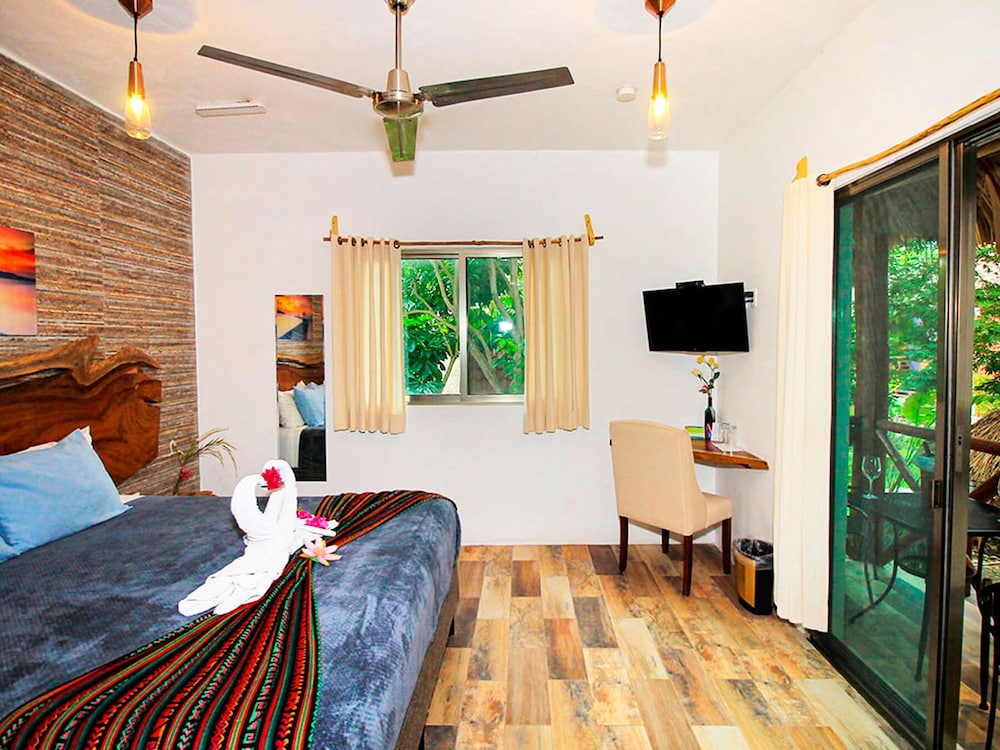 Deluxe Room, 1 King Bed with Sofa bed, Garden View