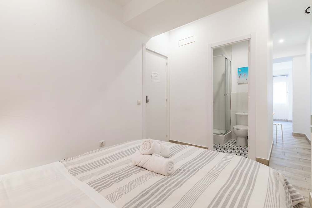 Basic Double Room, 1 Double Bed - Photo 3