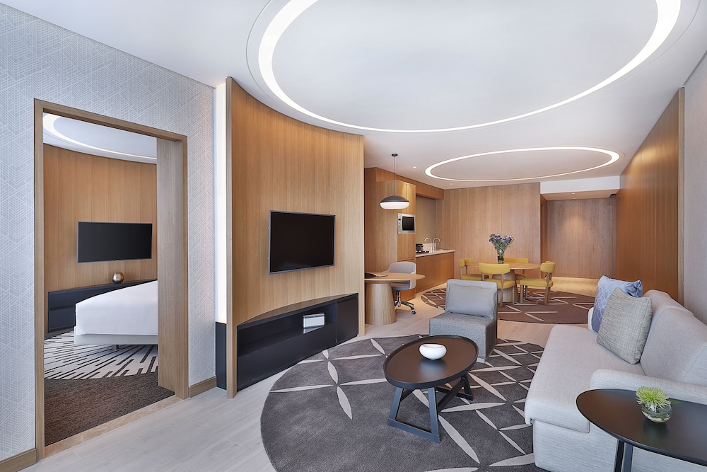 BAY SQUARE SUITE